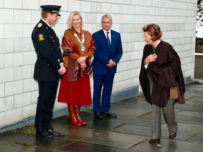 Dronningen ankommer Maihaugen og blir ønsket velkommen av politimester Johan Brekke, ordfører Ingunn Trosholmen og fylkesmann Knut Storberget. Foto: Terje Pedersen / NTB